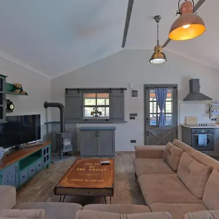 Hotel Luxurious And Serene Surrounded By Stunning Mountain View 4*